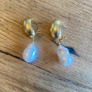 Elegant Gold and‎ White Pearl Earrings Women’s NWOT
